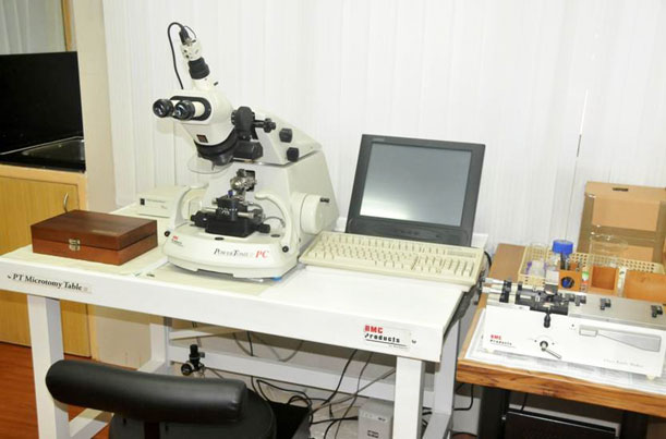 Electronmicroscope Laboratory Image2
